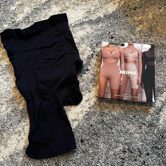 SKIMS SOLUTION SHORT LEFT LEG EXPOSED - Picture 2 of 6